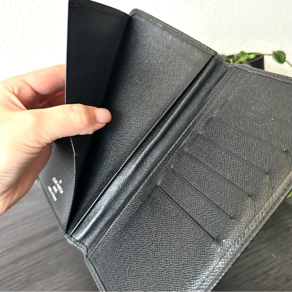 Authentic Louis Vuitton Taiga Porte Valeurs Credit Wallet - Picture 5 of 8